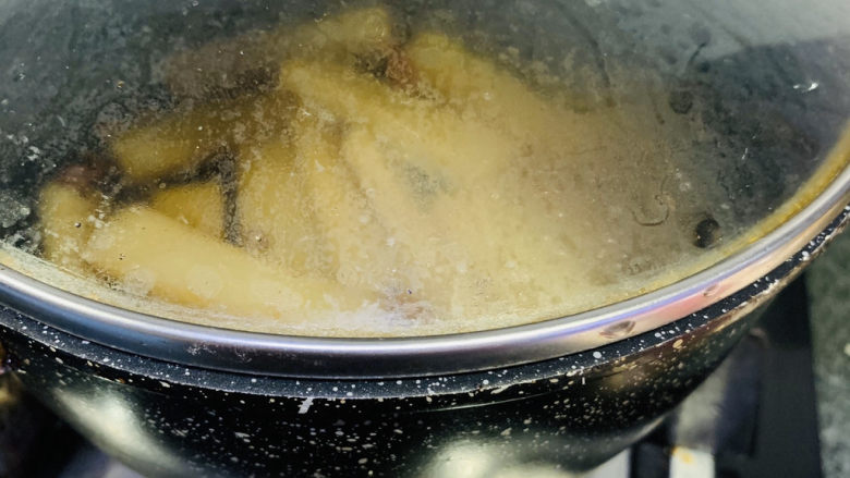 麻辣魔芋,魔芋比较难入味，盖住锅盖，焖煮10分钟；