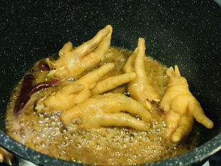 麻辣卤鸡爪,焖煮10分钟左右，打开锅盖，收汁；