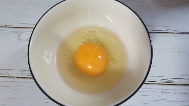 糖水鸡蛋,碗中打入鸡蛋
