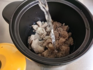 牛肉炖豆腐,将冲洗干净的牛肉块放入砂锅或压力锅，加入适量的水。因为要炖牛肉汤，所以水可以稍微加多一点