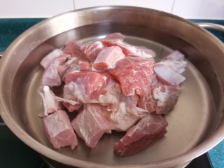 牛肉炖豆腐,牛肉泡去血水，切成牛肉块放入锅中，加入凉水，大火煮开焯水。
