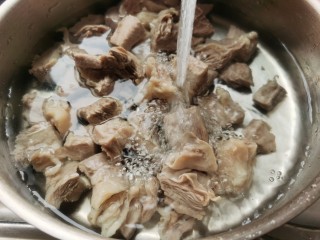 牛肉炖豆腐,然后用温水将牛肉块上面的血沫和杂质冲洗干净。