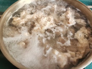 牛肉炖豆腐,当看到锅里的牛肉煮开后，出现大量的血沫聚集在表面，立即关火倒掉锅里水。