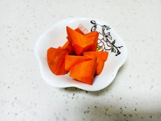 五彩缤纷鸡汤焖饭,胡萝卜切粒