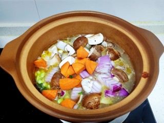 五彩缤纷鸡汤焖饭,待鸡汤滚开，放入土豆、胡萝卜、玉米、青豆、香菇、大米。