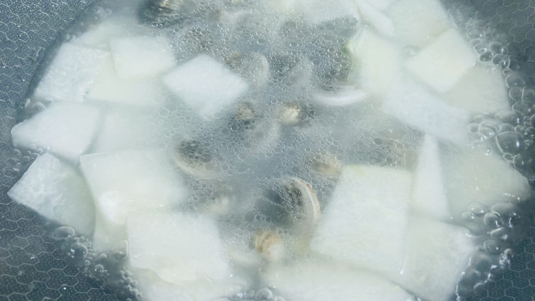 冬瓜蛤蜊汤,大火烧开