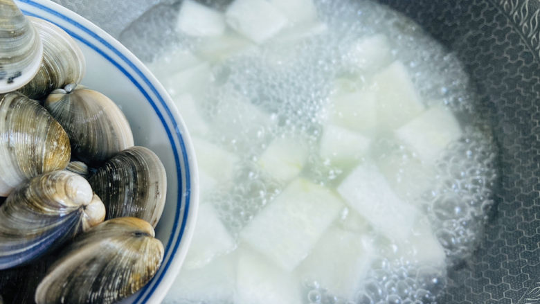 冬瓜蛤蜊汤,倒入清洗干净的蛤蜊