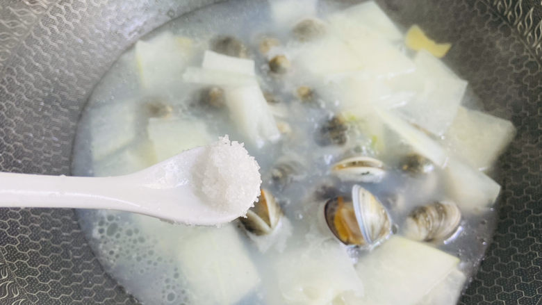冬瓜蛤蜊汤,煮至蛤蜊开口加入适量盐