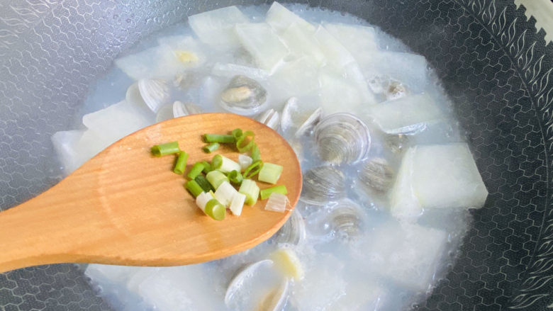冬瓜蛤蜊汤,入葱花
