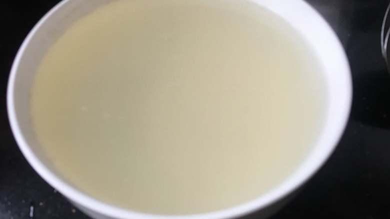 冬瓜蛤蜊汤,水不要倒掉了，盛在碗里，保证汤汁的鲜美就是还要用到这个汤