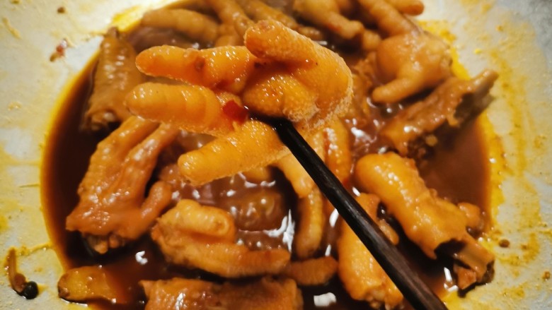麻辣卤鸡爪,卤至用筷子轻松穿透 表示已经成熟 汤汁也变得浓稠