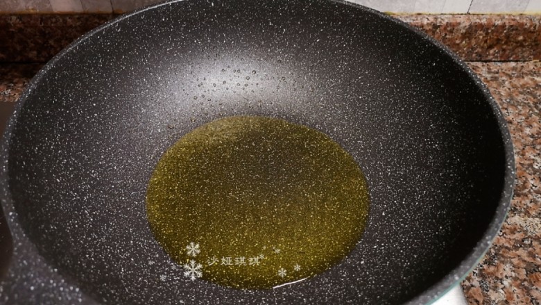爆炒牛肉丝,锅里再倒入适量油烧至8成热。