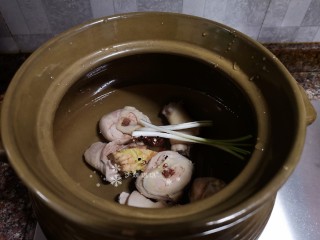 鸡腿炖香菇,砂锅中加入适量清水，放入鸡腿、花椒、生姜块和葱头大火煮开。