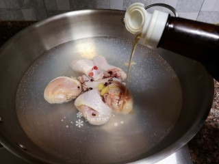 鸡腿炖香菇,锅里加水，放入鸡腿、几颗花椒、姜片和适量料酒大火煮5分钟后捞出洗净。
