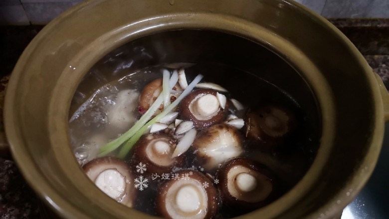 鸡腿炖香菇,水开后放入香菇再次大火煮开。