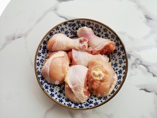 鸡腿炖香菇,鸡腿肉洗净后依据爱好做切分处理。