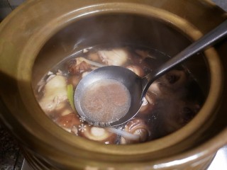鸡腿炖香菇,用勺子撇去浮沫，中小火炖煮半小时。