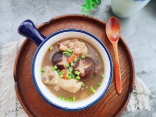 鸡腿炖香菇,鲜香味美的鸡腿汤出锅！