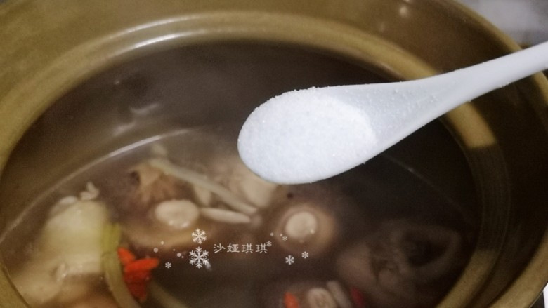鸡腿炖香菇,放入盐炖煮10分钟左右即可出锅。