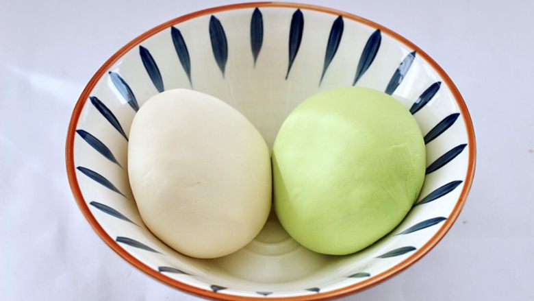 槐花扇贝肉丁翡翠饺子,剩下的200克面粉，加入清水和成面团，和好的两个颜色的面团静置半个小时。