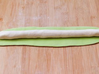 槐花扇贝肉丁翡翠饺子,把绿色的面皮包住白色的长条。