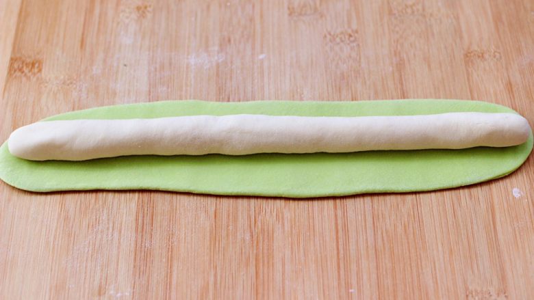 槐花扇贝肉丁翡翠饺子,把绿色的面皮包住白色的长条。