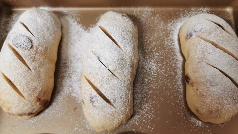 红枣面包,
其中3个表面撒面粉，用快刀斜着割三刀