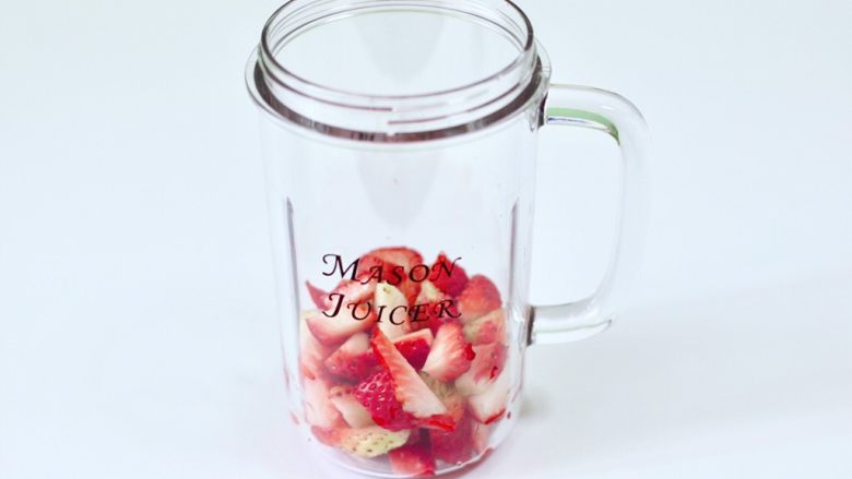 草莓牛奶燕耳露,榨汁杯里放入草莓。