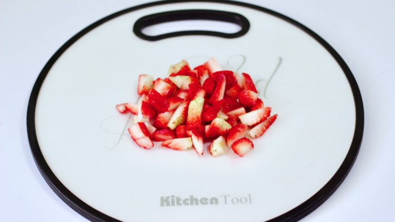 草莓牛奶燕耳露,用刀切成小块。