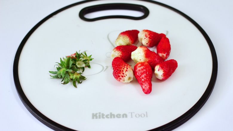 草莓牛奶燕耳露,洗干净的草莓去蒂。