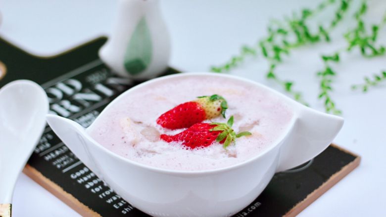 草莓牛奶燕耳露,把榨好的草莓牛奶倒入碗里，加入煮好的燕耳，上面再点缀上草莓，就可以享用了。