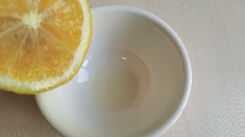 凉拌黄瓜卷,将柠檬汁挤入一个小碗里，多少根据个人口味。