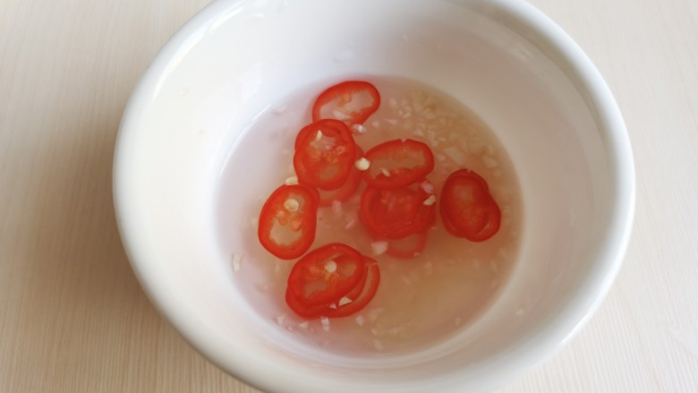 凉拌黄瓜卷,加入辣椒圈和一小勺水，加入少许食盐。