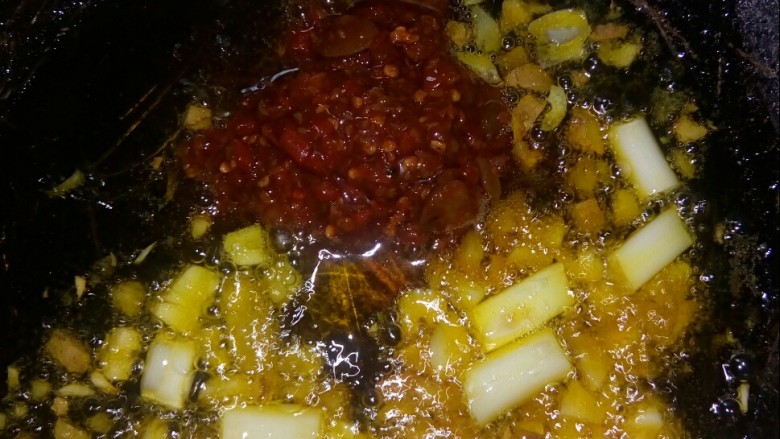 川香炖鱼贴饼,放花椒和郫县豆瓣酱小火炒香。
