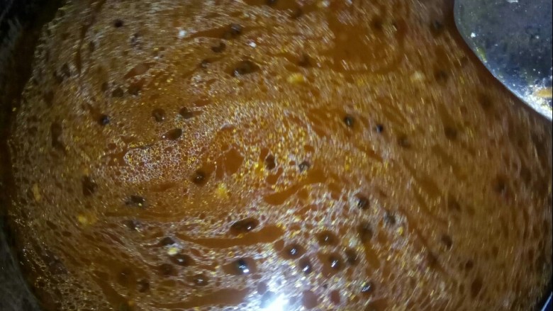 川香炖鱼贴饼,渗入高汤。