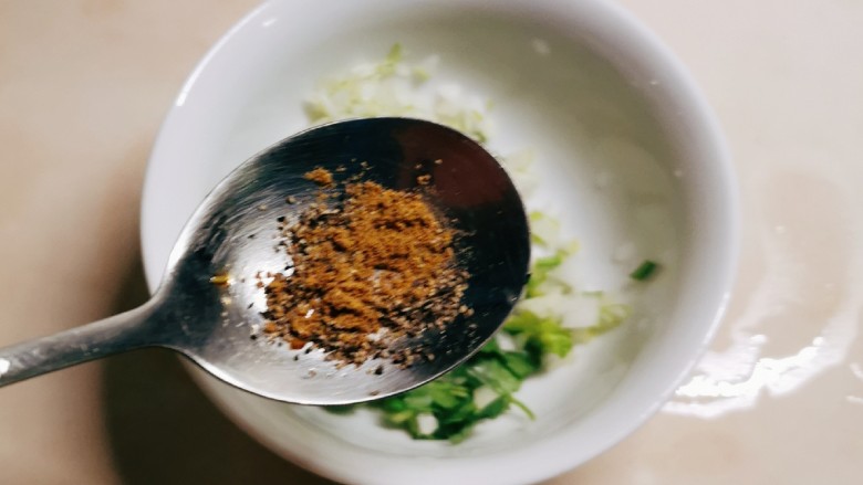 麻辣魔芋,香菜 葱 蒜放入碗中 放入麻椒粉
