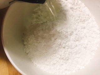 红糖麻糍,将开水少量、分次倒入糯米粉中