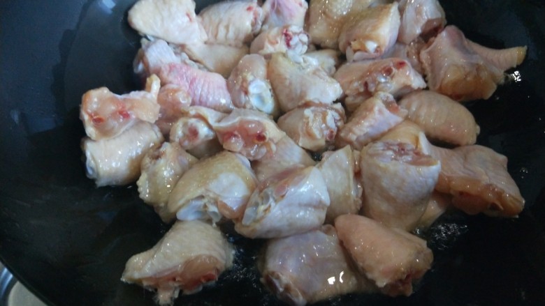 麻辣干锅鸡,锅中倒入50油烧热，倒入鸡翅。