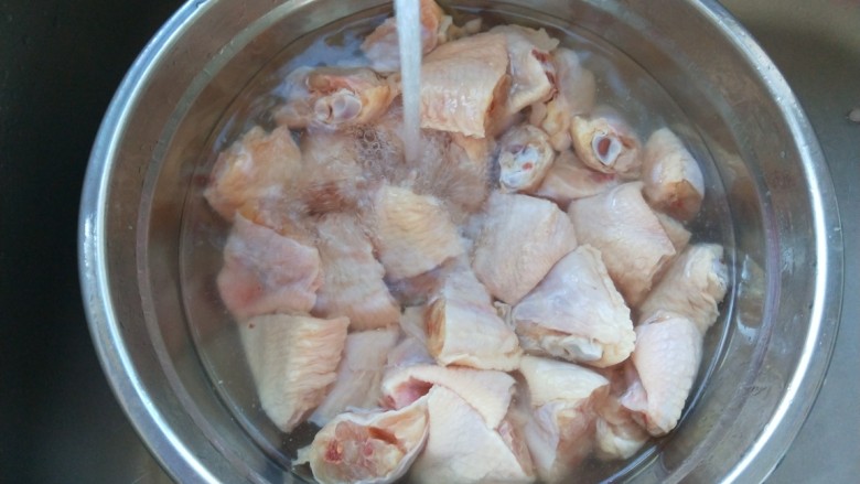 麻辣干锅鸡,鸡翅在此冲洗干净控出水分。