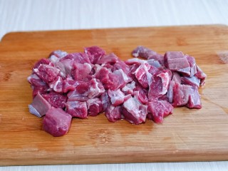 牛肉炖豆腐,牛肉切小块，块的大小根据自己喜欢来。