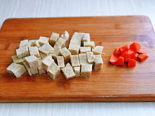 牛肉炖豆腐,冻豆腐切小块，胡萝卜去皮切菱形块