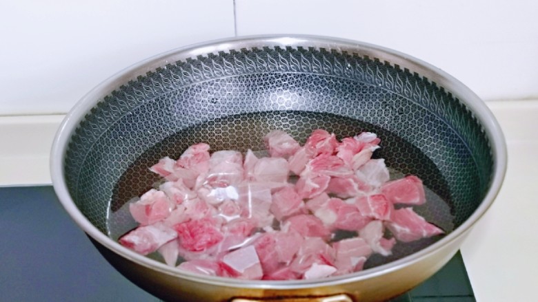 牛肉炖豆腐,牛肉焯水，冷水下锅，大火烧开，煮3分钟，捞出用温水反复冲洗，淋干水分备用。