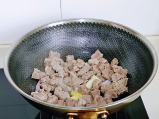 牛肉炖豆腐,加入焯水的牛肉块翻炒。