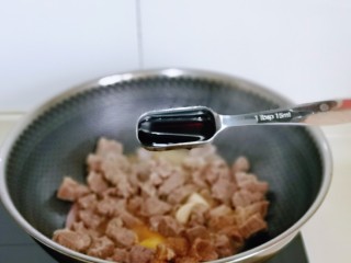 牛肉炖豆腐,再加入红烧酱油，小火翻炒均匀。