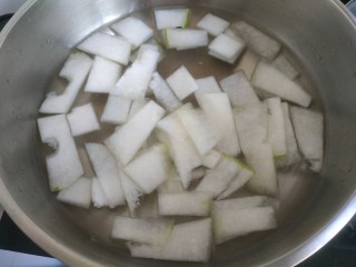 冬瓜肉丸汤,锅中放入适量清水，放入冬瓜片烧开
