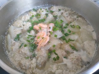 冬瓜肉丸汤,放入虾和葱花烧开关火。撇去浮沫即可