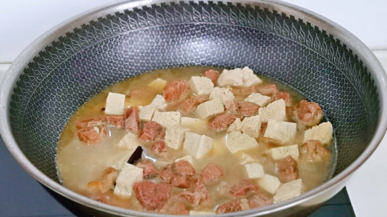 牛肉炖豆腐,牛肉炖到差不多时加入切好的冻豆腐，小火再炖15分钟。