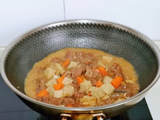 牛肉炖豆腐,加入胡萝卜再炖8分钟。