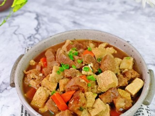 牛肉炖豆腐,喜欢的做起来。冻豆腐吸收了牛肉的酱汁，太好吃啦！