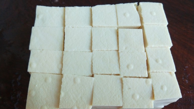牛肉炖豆腐,切成小方块。